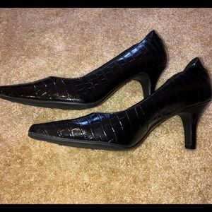 Life Stride Black Patent “croc” leather heels